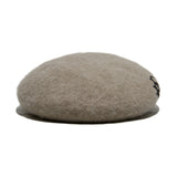 LEATHER WAPPEN FLUFFY BERET - Beige