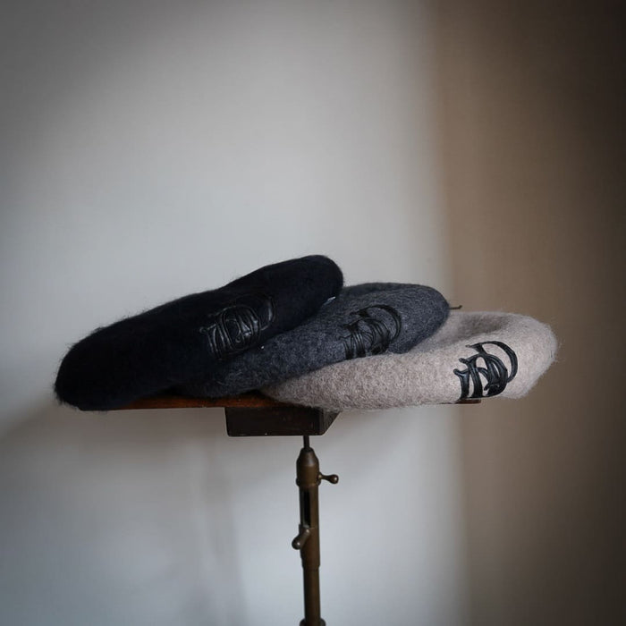 【LEATHER WAPPEN FLUFFY BERET】
