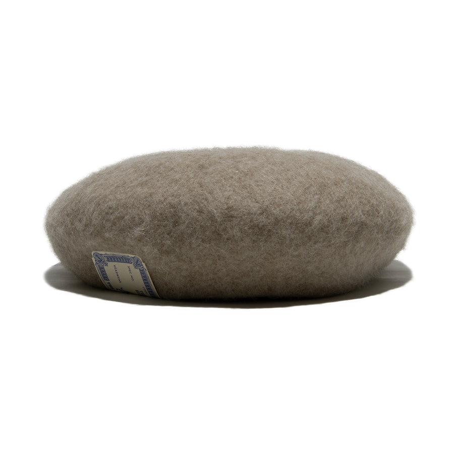 LEATHER WAPPEN FLUFFY BERET - Beige